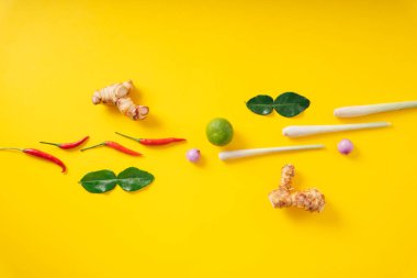 Üst Manzara - Baharatlı Tom Yum malzemeleri sarı arka planda. Tayland yemeği..