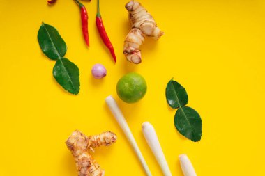 Üst Manzara - Baharatlı Tom Yum malzemeleri sarı arka planda. Tayland yemeği..
