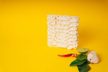 Üst Manzara - Sarı zemin üzerinde Tom Yum malzemeleri olan anlık şehriye.