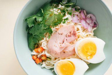 Üst manzara - Tom Yum çorbası ve büyük kasede hazır şehriye. Anne!.