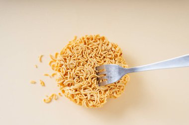 Anında erişte ve çatal çubuğu şeklinde daire şeklinde..