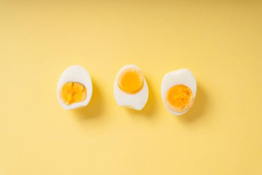 Üst Manzara - Haşlanmış yumurta dilimi sarı ve kahverengi arkaplan üzerine.