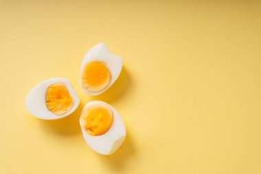 Üst Manzara - Haşlanmış yumurta dilimi sarı ve kahverengi arkaplan üzerine.