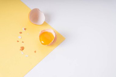 Yumurtanın yumurta sarısı içinde. Çiğ tavuk yumurtası ve yumurta sarısı. Üst görünüm.