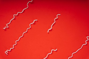 Kırmızı arkaplanda hazır şehriye dokusu. Kırmızıyla izole et. Çizgi dokusu.