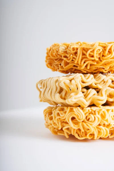 Tres Fideos Instantáneos Uno Encima Del Otro Apilar Como Hamburguesa — Foto de Stock