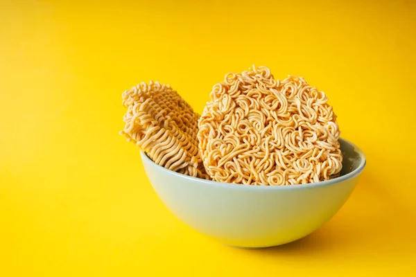 Group Instant Noodles Bowl Yellow Background — Stock Photo, Image