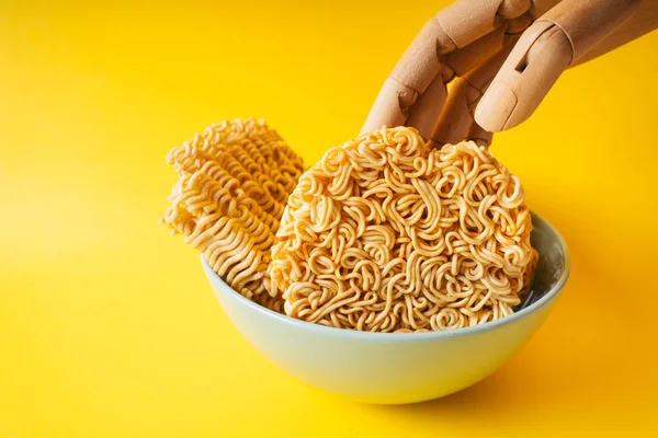 Grupo Fideos Instantáneos Bowl Sobre Fondo Amarillo Mano Tocando — Foto de Stock