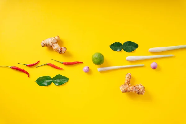 Вгорі Гострий Інгредієнти Жовтому Фоні Тайська Кухня — стокове фото