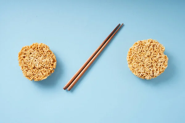 Two Instant Noodles Chopstick Blue Background — Stock Photo, Image