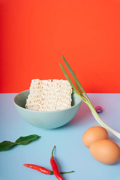 Omedelbar Nudlar Och Ätpinnar Med Tom Yum Ingredienser Och Ägg — Stockfoto