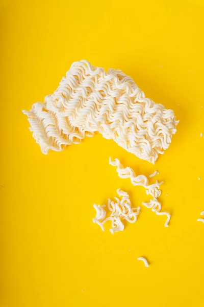 Desmenuzar Fideos Instantáneos Sobre Fondo Amarillo — Foto de Stock