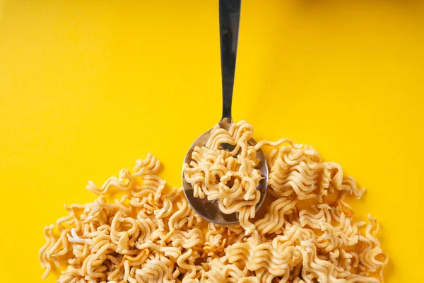 Lepel Instant Noodle Kruimelen Gele Achtergrond — Stockfoto