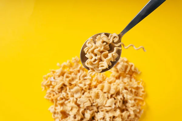 Cuchara Fideos Instantáneos Desmoronan Sobre Fondo Amarillo — Foto de Stock