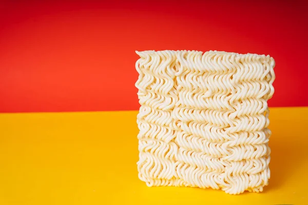 Vierkante Vorm Van Instant Noodle Gele Rode Achtergrond — Stockfoto