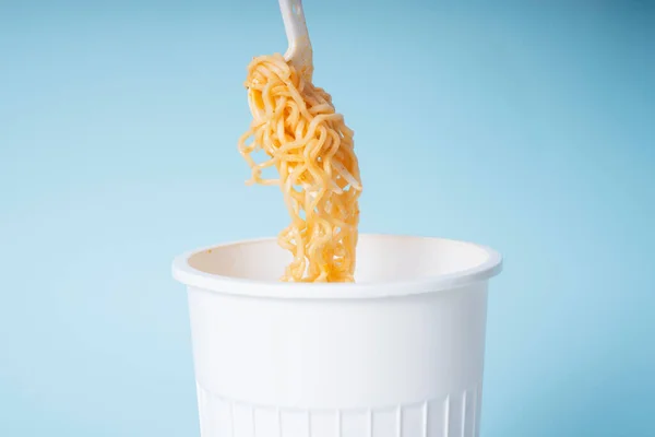 Mano Persona Usando Tenedor Plástico Comiendo Fideos Instantáneos Una Taza — Foto de Stock