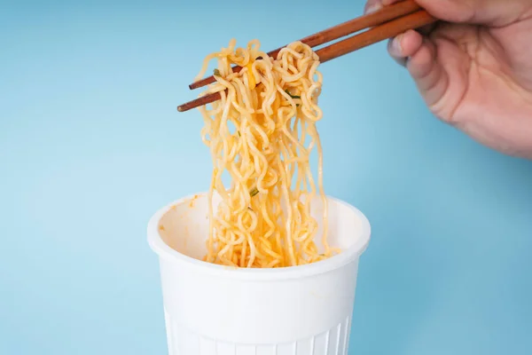 Hand Person Using Wooden Chopstick Eating Instant Noodle Cup Blue — Stock Photo, Image