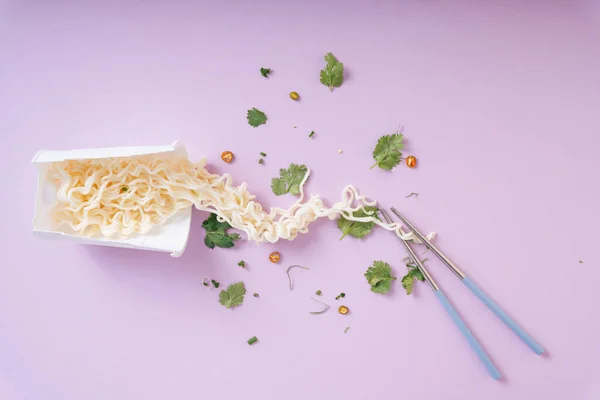 Nouilles Instantanées Tasse Blanche Avec Persil Sur Fond Rose Pourpre — Photo