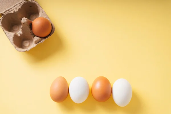 Widok Góry Organic Fresh Eggs Yellow Background — Zdjęcie stockowe