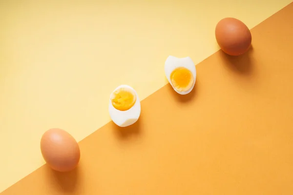 Top View Boiled Eggs Slice Yellow Brown Background — Stock Photo, Image