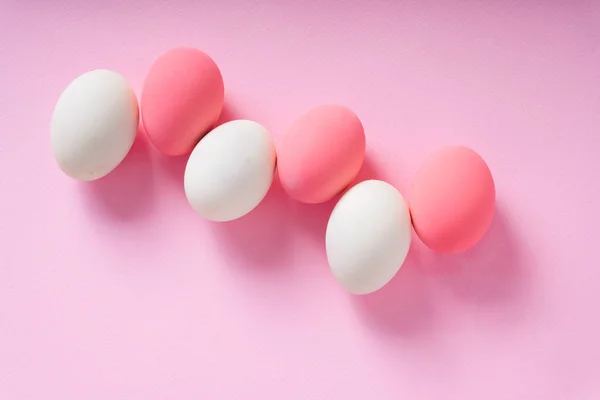 Vista Superior Grupo Huevos Blancos Rosados Sobre Fondo Rosa — Foto de Stock