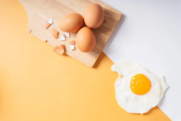 Top View Αυγό Ξύλινο Πιάτο Και Τηγανητό Αυγό — Φωτογραφία Αρχείου