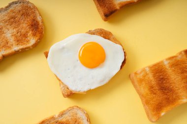 Üst manzara - Izgara ev yapımı organik dilimlenmiş ekmek ve üstünde kızarmış yumurta..