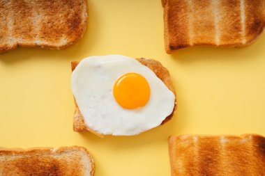 Üst manzara - Izgara ev yapımı organik dilimlenmiş ekmek ve üstünde kızarmış yumurta..