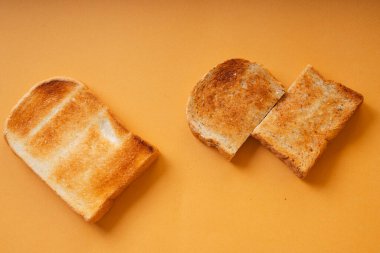 Üst Manzara - Turuncu arkaplanda ızgara ekmek.