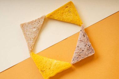 Üçgen ev yapımı organik dilimlenmiş ekmek. Üst görünüm.