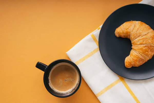 Top View Close Golden Crossiant Hot Coffee Orange Background — Stock Photo, Image