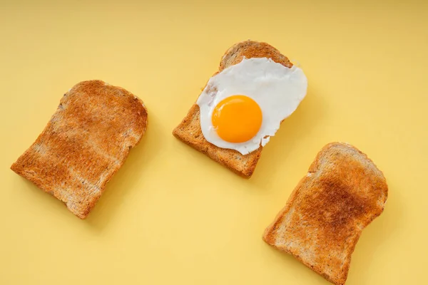 Tre Hemgjorda Ekologiska Skivade Bröd Grill Med Stekt Ägg Toppen — Stockfoto