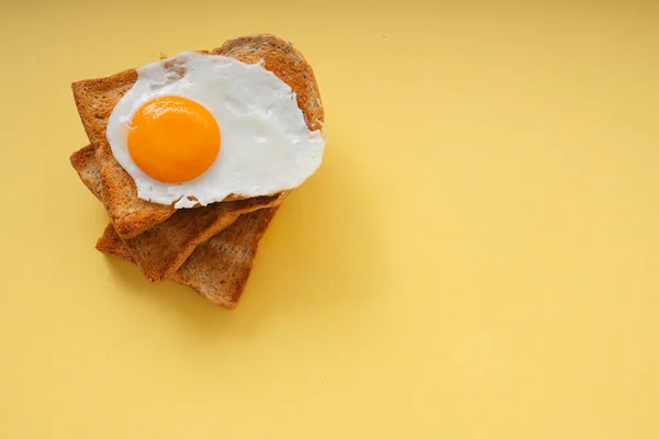 Stos Pieczonego Chleba Grillowego Jajkiem Smażonym Żółtym Tle — Zdjęcie stockowe