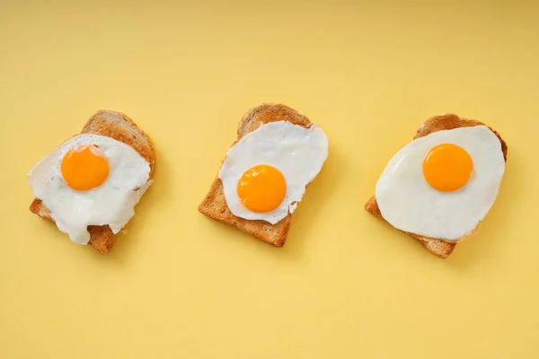 Three Home Made Organic Sliced Bread Grill Fried Egg Top — Stock Photo, Image