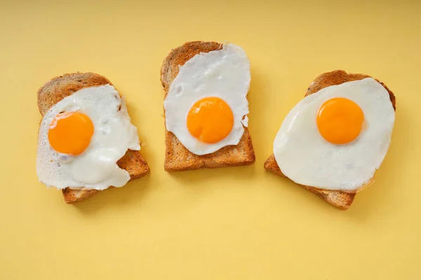 Trzy Domowe Organiczne Krojone Pieczywo Grillowane Jajkiem Wierzchu — Zdjęcie stockowe