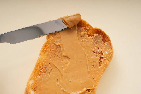 Pessoa Que Usa Faca Para Colocar Manteiga Amendoim Fatias Pão — Fotografia de Stock