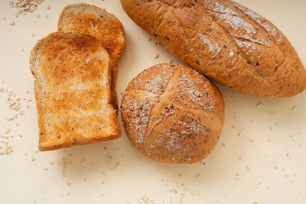 プレート上のパンの多くの種類のグループ トップ表示 — ストック写真
