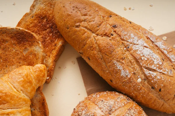 プレート上のパンの多くの種類のグループ トップ表示 — ストック写真