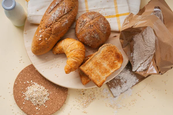 Gruppo Molti Tipi Pane Piatto Una Bottiglia Latte Vista Dall — Foto Stock