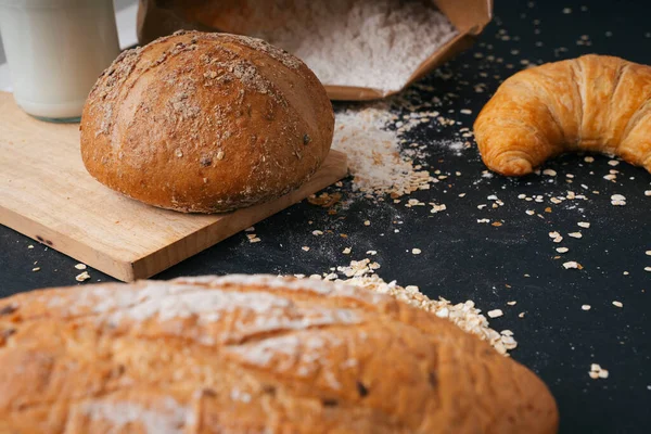 Tabakta Bir Sürü Çeşit Ekmek Var Üst Manzara Siyah Arkaplanda — Stok fotoğraf