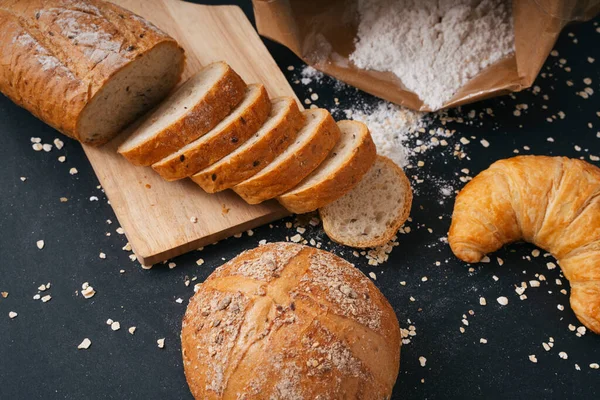Tabakta Bir Sürü Çeşit Ekmek Var Üst Manzara Siyah Arkaplanda — Stok fotoğraf