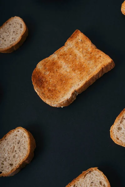 Ovanifrån Grupp Många Typer Bröd Över Svart Bakgrund — Stockfoto