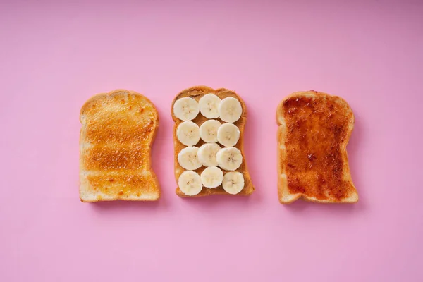 Ovanifrån Grillat Skivat Bröd Toppning Med Banan Och Sylt Över — Stockfoto