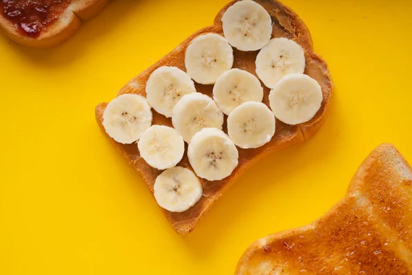 Ovanifrån Grillat Skivat Bröd Toppning Med Banan Och Sylt Över — Stockfoto