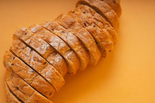 Üst Manzara Turuncu Arka Planda Dilimlenmiş Somun Ekmek — Stok fotoğraf