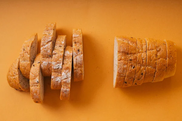 Vista Dall Alto Affettata Pane Fette Sfondo Arancione — Foto Stock