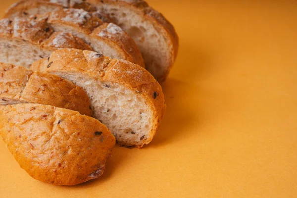 Close Tagliato Pane Fette Sfondo Arancione — Foto Stock