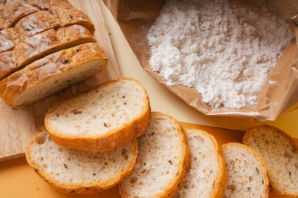 プレート上のパンの多くの種類のグループと小麦粉を調理 — ストック写真