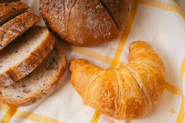 Bir Tabakta Birçok Çeşit Ekmek Altın Haç — Stok fotoğraf