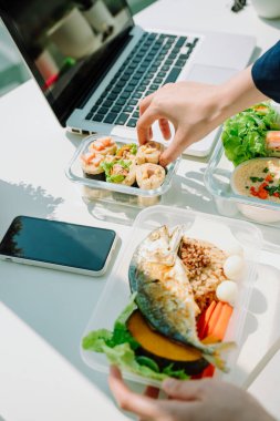 Ofis masasında sağlıklı yemek molası. Yemek molası. Sağlıklı öğle yemeği tatili.